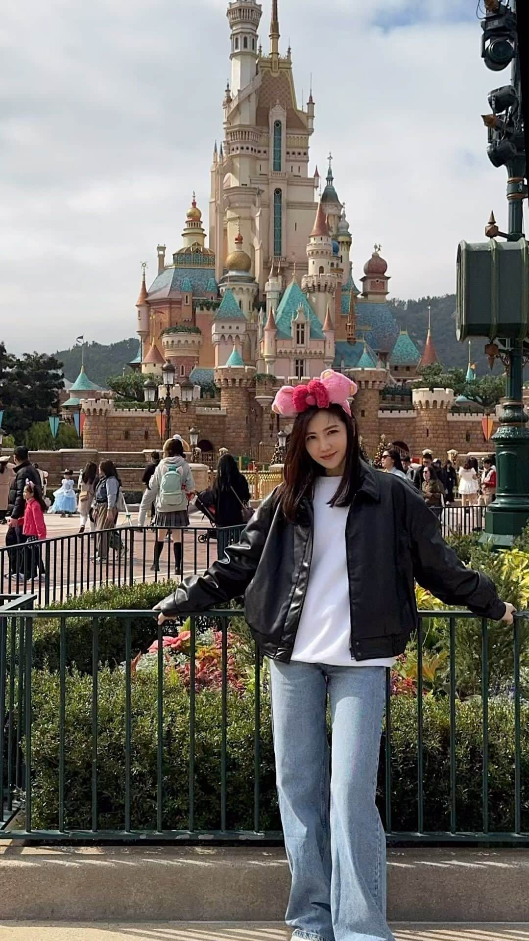 Samantha Leeのインスタグラム：「Where magic happens✨  #hongkongdisneyland #disney」