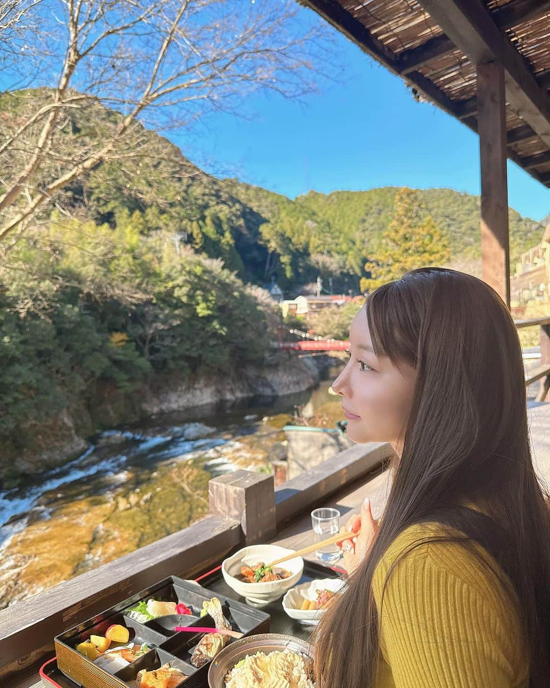 えれちゃんのインスタグラム：「冬いつもすっぴん。 足湯ランチ♨️」