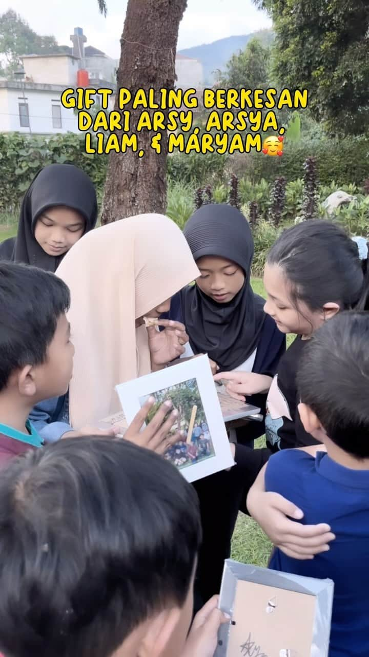 Keluarga A5のインスタグラム：「Alhamdulillah semua happy banget di kasih hadiah ini dari Arsy, Arsya, Liam & Maryam.. Terimakasih guys udah nemenin kita main.. jangan lupain kita ya🥰」