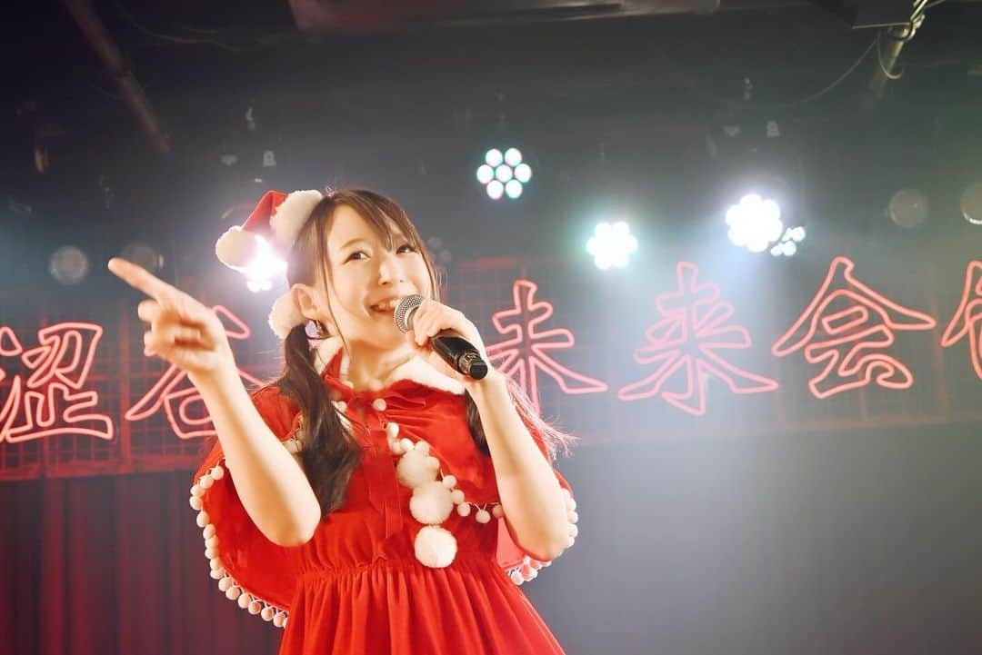 紗々のインスタグラム：「日付が変わってしまって、メリークリスマスイヴ🎄❣️  オンラインLIVE #ズムササ と、3rdMini Albumに向けての毎月出演させていただいている #紗々対バンLIVEチャレンジ の二本立ての一日でした( ´ ▽ ` )ﾉ⭐️  お昼からずっと、本当に楽しくて幸せな一日でした🥲♡ 年末感しかなかったのに、なぜかLIVEが終わってから急にクリスマス感が湧いてきました🤭  今回はJUDY AND MARYの「クリスマス」を初めてカバーさせていただきました🎤🎄 昔から大好きな曲で、時期的に今日しか歌えない！！と、急遽猛練習しました🫣いかがでしたでしょうか？  いつものみなさんの心強い応援が幸せで、初めてご来場いただけてお会いできた方もいらしてめちゃくちゃ嬉しくて、たくさん素敵なプレゼントまでもいただいて、本当に感謝の気持ちでいっぱいです😭✨✨本当にありがとうございます！！  この幸せな気持ちをお返しできるように、2024年も頑張っていきますので今後とも紗々をどうぞよろしくお願いいたします❣️  来年のLIVEはじめは1/21(日) #岩下の新生姜ミュージアム です🌸 紗々遠足やご来場、お待ちしてます(*´ω`*)  #渋谷近未来会館 #サンタコス #クリスマス」