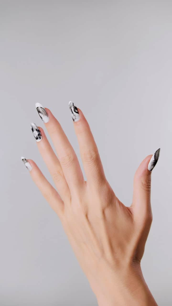 Vogue Parisのインスタグラム：「Inspired by the hypnotic swirls of Korean artist Won Sou-Yeol, French nail artist @cam.t.artist, a frequent feature on the pages of Vogue France, has created an original step-by-step look that echoes our December-January issue on the theme of fashion and art.  Inspirée par les volutes hypnotiques de l’artiste coréen Won Sou-Yeol, la nail artist française #CamTran, habituée des pages de Vogue France, a réalisé pour nous une création originale à découvrir en step by step, qui résonne avec notre numéro de décembre-janvier, sur le thème de la mode et l’art.  Director: @antoineasseraf Nail artist: @cam.t.artist at @artlistparisnewyork Beauty and Wellness director: @frederiqueverley Fashion, video and social editor at-large: @hugocmpn  Project and production: @thestimuleye  Executive producer: @edouardtroubat Voice: @misterfonda Lynsey Peisinger Hands: @ingridmannequinmain @charlinemuse DOP: @amilcarecanali AC: @theoturkyilmaz Nail Assistant: #AmandineCauvas  Edit: @thestimuleye Grade: @hayikamaras @filmsduperiscope Motion: @horah.inc Sound: @bruit_agence  #nailart #nailtrend #voguefrance」