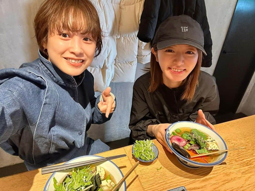 紺野あさ美さんのインスタグラム写真 - (紺野あさ美Instagram)「同期愛ちゃんと😁💓   今年はたくさん会えて 嬉しいぞ！！！  昔からかっこよかったけど 最近ますますかっこいい愛ちゃん😁✨  札幌帰る前に 2人でラーメン食べに行きました♡ 話したりなかった笑  昔から好きだったAFURI 愛ちゃんがヴィーガンあるって教えてくれて 初めて食べたらヴィーガンも美味しいー😍」12月23日 17時10分 - asami__k