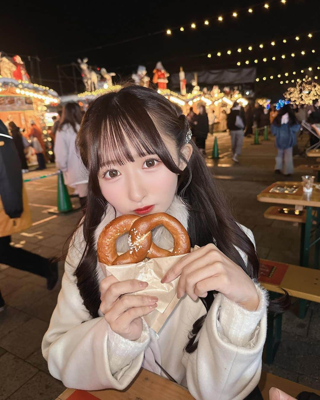 咲山しほさんのインスタグラム写真 - (咲山しほInstagram)「♥ . . #クリスマスマーケット 🦌🎄 . スカイツリーの クリスマスマーケットに行ったよ♡ . 行った時間に プロジェクトマッピングもやってて 綺麗だったよ🌟⋆꙳ . プレッツェル食べた👶🏻🥨 . 寒いの苦手だけど クリスマスの雰囲気好きだから クリスマスマーケットは 毎年必ず行ってる♡ . 今年も行けて嬉しかったあ(*´ω｀*)❤️ . . #クリスマスマーケット #クリスマスマーケット2023 #スカイツリー #スカイツリー #クリスマス #クリスマス2023」12月23日 17時40分 - sayama_shiho