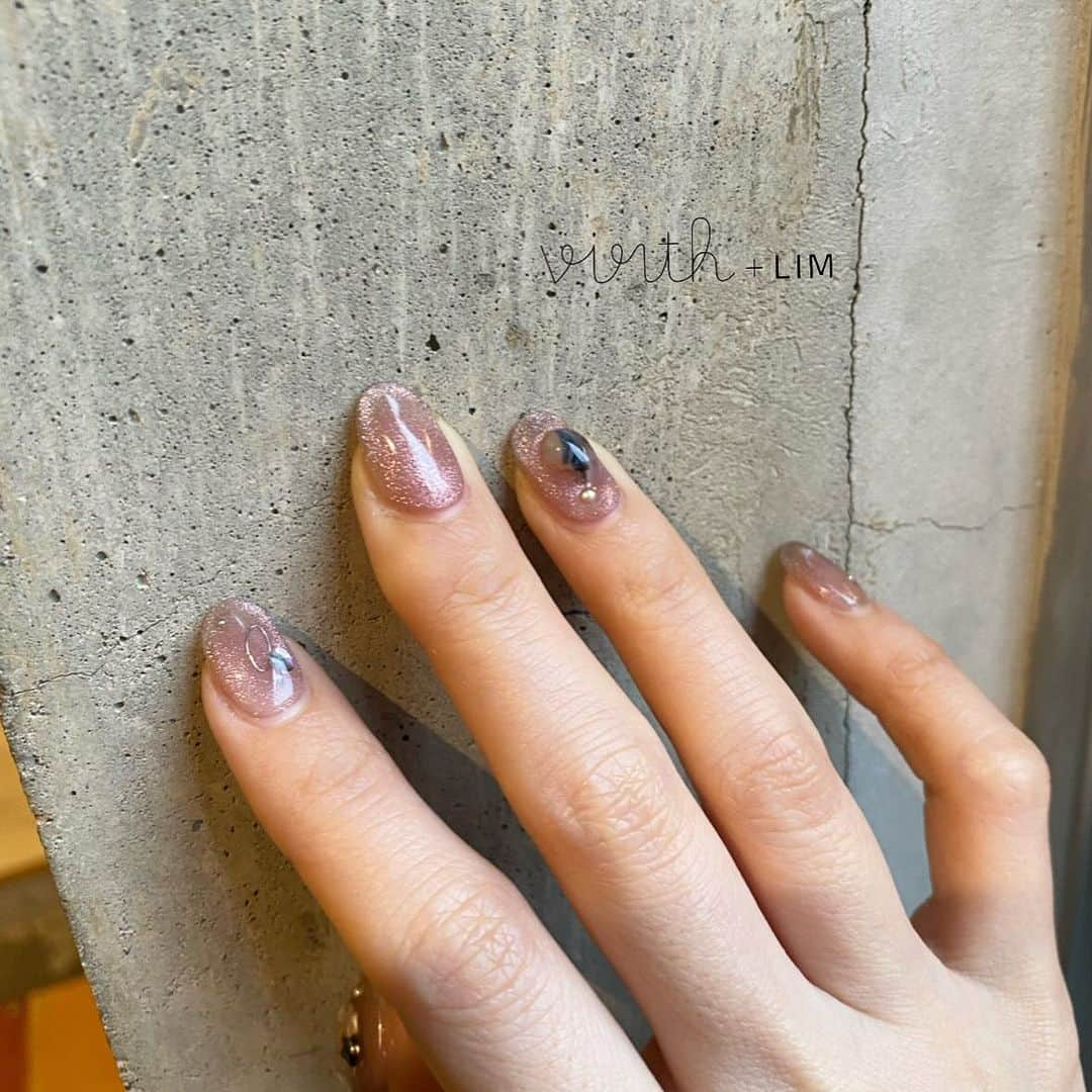 virth＋LIMのインスタグラム：「デザイン  山口: @machi.ma_nail . . #まちこの鉱物ネイル . . . 手作りパーツを使用したデザインです。良ければご指名ください^ ^ ． ． . ご予約 ⚪︎ホットペッパービューティー ⚪︎アプリ「カミングスーン」  ☎︎03-6721-1224 ✉︎virth@su7.jp(空メール)   ． ． . #virthlim #virth #nail #eyelash #tokyo #LIM #lim #バース #ショートネイル #ジェルネイル #カジュアルネイル#ネイルサロン #南青山 #表参道#まちネイル#nuancenail #ニュアンスネイル #ネイル#大人ネイル#冬ネイル#鉱物#うるうるネイル#マグネットネイル」