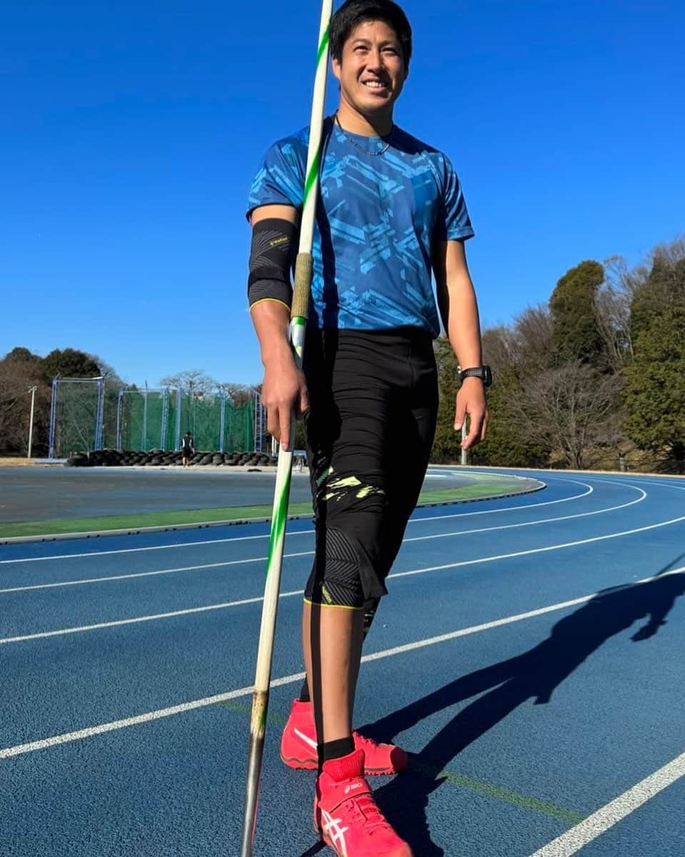 新井涼平のインスタグラム：「メディジャパン様から一月中旬発売予定のサポーターE+motion肘と膝をご提供頂きました！ 32歳になり、ケガとそのリスクと戦う日々、 動きに制限がかからず、安心感を持って動けます！！感動！！ #PR #emotion #medijapan」