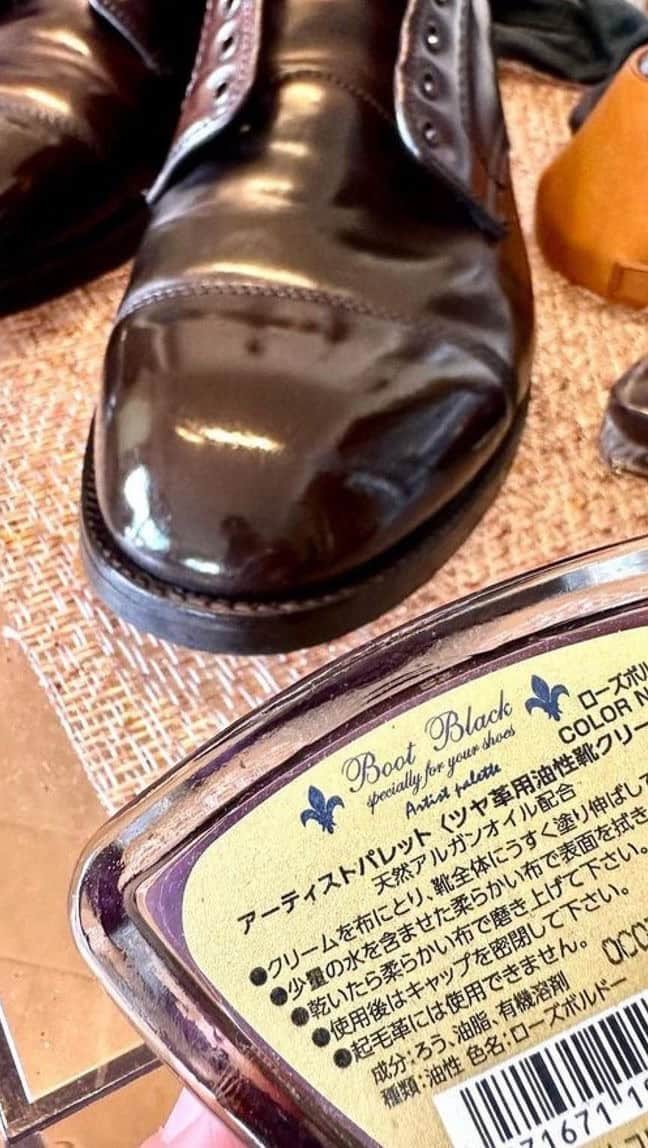 bootblack_officialのインスタグラム：「Great job Takei-san 🙌🏼 Shined this pair of boots only with Boot Black Artist Palette Rose Bordeaux 🥀⚜️  #bootblackshoeshine#bootblackshoecare#highshine#shoecare#shoeshine#shoepolish#shoegazing#shoestagram#leathershoes#madeinjapan#japanmade#japan#classicshoes#dressshoes#shoegram#mirrorshine#shoeaddiction#rosebordea」