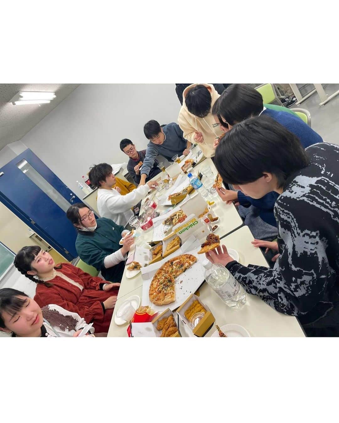 [公式]大阪ハイテクノロジー専門学校さんのインスタグラム写真 - ([公式]大阪ハイテクノロジー専門学校Instagram)「バイオ・再生医療学科ではクリスマスパーティーを行いました🎄 ピザやチキン、可愛いケーキなど、普段の実験を頑張ったご褒美としてみんなで楽しくパーティーをしました！ 2023年もよく頑張りました😊」12月23日 18時44分 - osakahightech