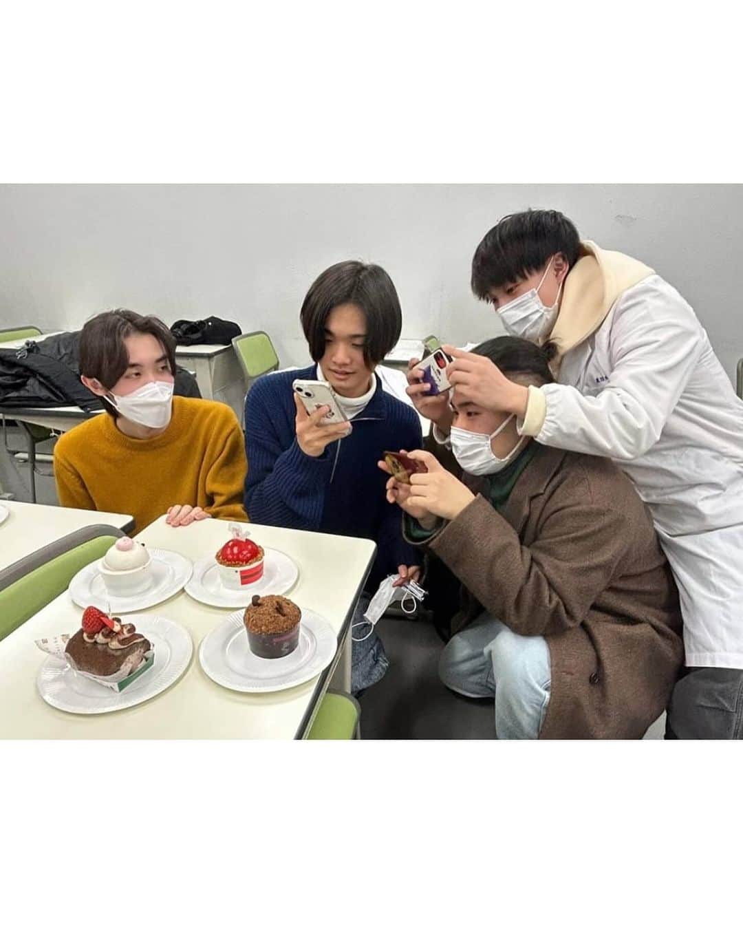 [公式]大阪ハイテクノロジー専門学校さんのインスタグラム写真 - ([公式]大阪ハイテクノロジー専門学校Instagram)「バイオ・再生医療学科ではクリスマスパーティーを行いました🎄 ピザやチキン、可愛いケーキなど、普段の実験を頑張ったご褒美としてみんなで楽しくパーティーをしました！ 2023年もよく頑張りました😊」12月23日 18時44分 - osakahightech