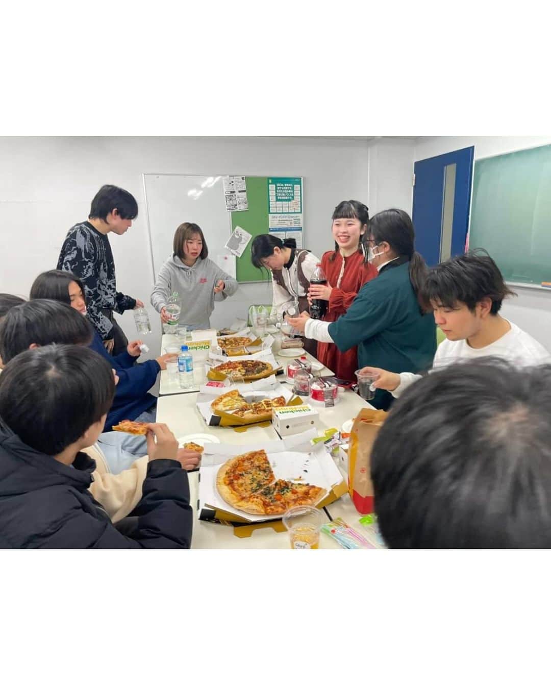 [公式]大阪ハイテクノロジー専門学校さんのインスタグラム写真 - ([公式]大阪ハイテクノロジー専門学校Instagram)「バイオ・再生医療学科ではクリスマスパーティーを行いました🎄 ピザやチキン、可愛いケーキなど、普段の実験を頑張ったご褒美としてみんなで楽しくパーティーをしました！ 2023年もよく頑張りました😊」12月23日 18時44分 - osakahightech