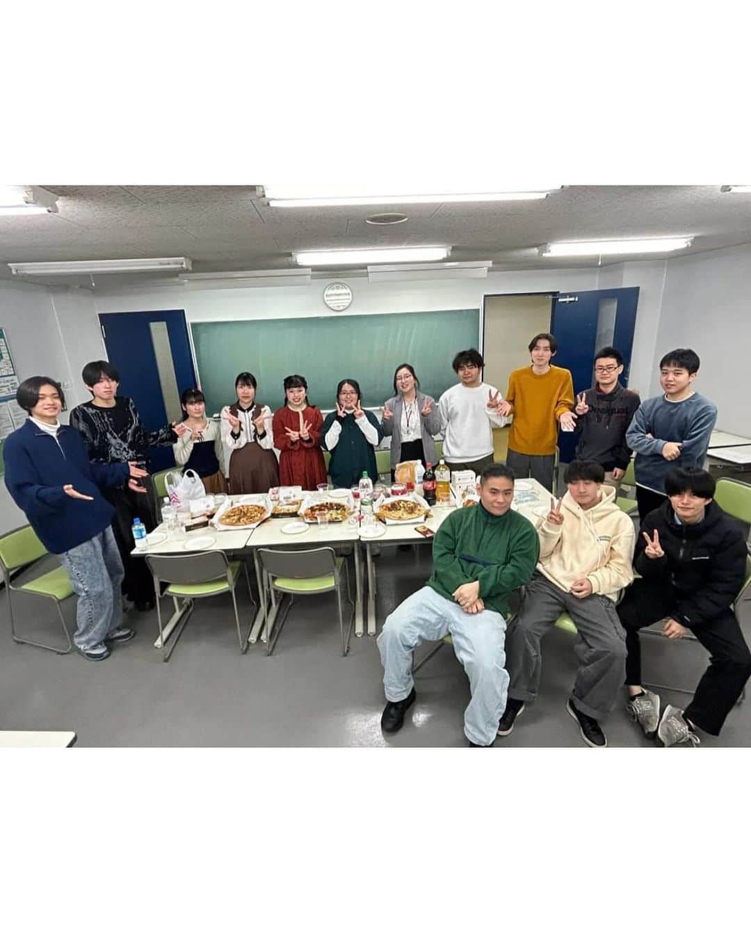[公式]大阪ハイテクノロジー専門学校さんのインスタグラム写真 - ([公式]大阪ハイテクノロジー専門学校Instagram)「バイオ・再生医療学科ではクリスマスパーティーを行いました🎄 ピザやチキン、可愛いケーキなど、普段の実験を頑張ったご褒美としてみんなで楽しくパーティーをしました！ 2023年もよく頑張りました😊」12月23日 18時44分 - osakahightech