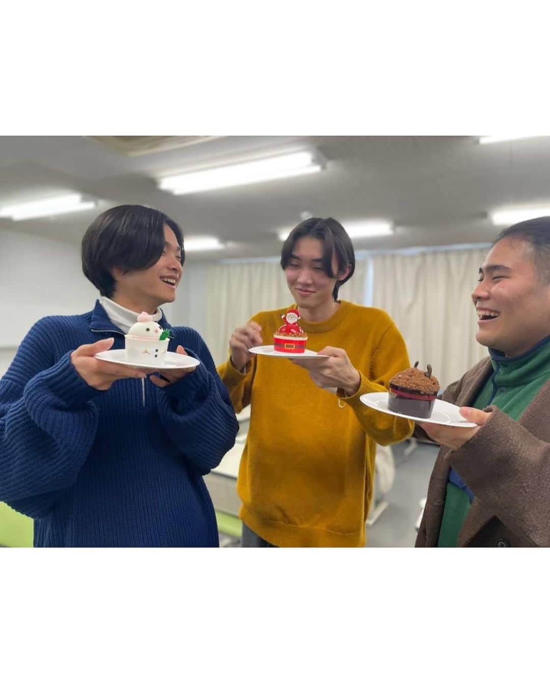 [公式]大阪ハイテクノロジー専門学校さんのインスタグラム写真 - ([公式]大阪ハイテクノロジー専門学校Instagram)「バイオ・再生医療学科ではクリスマスパーティーを行いました🎄 ピザやチキン、可愛いケーキなど、普段の実験を頑張ったご褒美としてみんなで楽しくパーティーをしました！ 2023年もよく頑張りました😊」12月23日 18時44分 - osakahightech