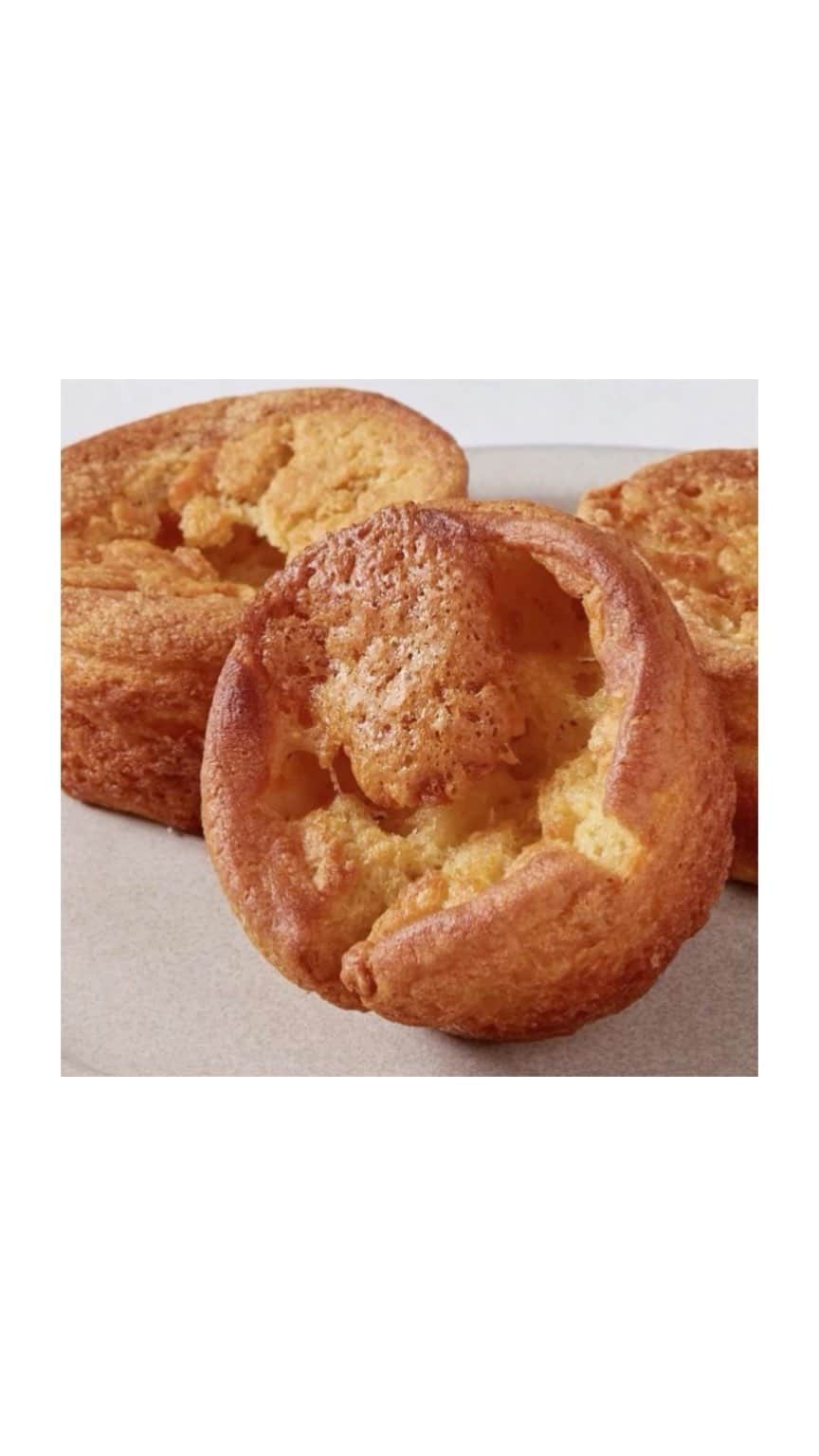 メアリー・マッカートニーのインスタグラム：「No festive  meal is complete without yorkshire puddings. I tested this vegan recipe on my  chief taster to get the seal of approval x Mary  VEGAN YORKSHIRE PUDDING   Ingredients:  1/2 cup plus 1 tablespoon Aquafaba = the liquid from a tin chickpeas 1 tsp apple cider vinegar 90g all-purpose flour 85g chickpea flour (garam flour) ¼ tsp baking powder ½ tsp fine sea salt Vegetable oil, such as sunflower or canola, for the muffin tin  Method: Drain the chickpeas, reserving 1/2 cup plus 1 tablespoon of the liquid (called aquafaba)  save the chickpeas for another recipes.  In a large pitcher or bowl, whisk the aquafaba, vinegar and 350ml water together. Sift the all-purpose flour, chickpea flour and baking powder into a medium bowl. Add the salt and whisk together.  Pour the combined liquids into the dry ingredients and whisk together until smooth and bubbly, about 30 seconds.Refrigerate for 30 minutes to chill.   While the batter chills, heat oven to 220C/425F.  Using a standard 12-cup metal muffin tin, preferably nonstick, add 1 teaspoon vegetable oil to each of 9 cups. About 10 minutes before the batter is done chilling, place the oiled tin in the hot oven to heat.  Carefully remove the muffin tin from the oven. Stir the batter and pour into the muffin cups; the batter should sizzle vigorously as you add it, and each cup should be nearly full. Return to the oven.  Bake for 30 minutes. The puddings will rise, then fall, possibly making a well on the top. Turn down the heat to 200C/400F degrees and bake about 10 minutes more, or until the tops are deep golden brown and the insides are cooked through and just dry (peer into the well to check; the inside should be matte, not shiny). Remove from the oven, let the puddings rest for about 3 minutes, then use a spoon to remove for the tin.  #veganchristmas #veganchristmasdinner  #marymccartneyservesitup」