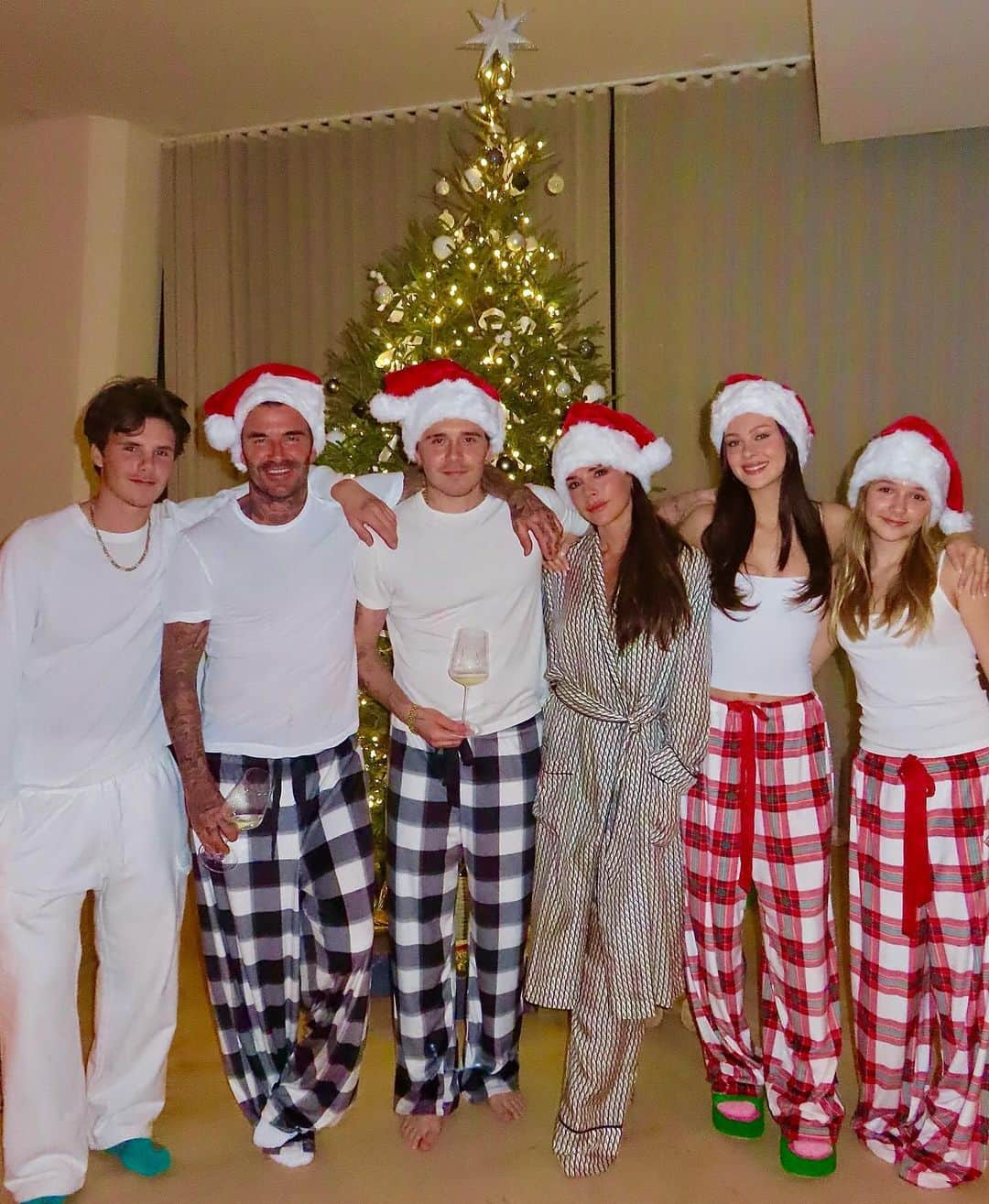 ヴィクトリアベッカムさんのインスタグラム写真 - (ヴィクトリアベッカムInstagram)「Santa came early in Miami!!! 🎄x I love u all so much xxxx @davidbeckham @brooklynpeltzbeckham @cruzbeckham @nicolaannepeltzbeckham #harperseven we miss u @romeobeckham xx」12月24日 1時54分 - victoriabeckham