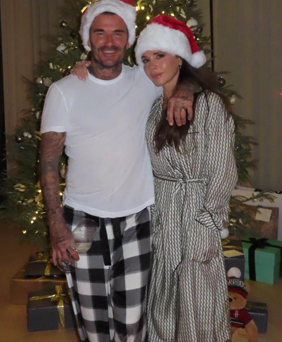 ヴィクトリアベッカムさんのインスタグラム写真 - (ヴィクトリアベッカムInstagram)「Santa came early in Miami!!! 🎄x I love u all so much xxxx @davidbeckham @brooklynpeltzbeckham @cruzbeckham @nicolaannepeltzbeckham #harperseven we miss u @romeobeckham xx」12月24日 1時54分 - victoriabeckham