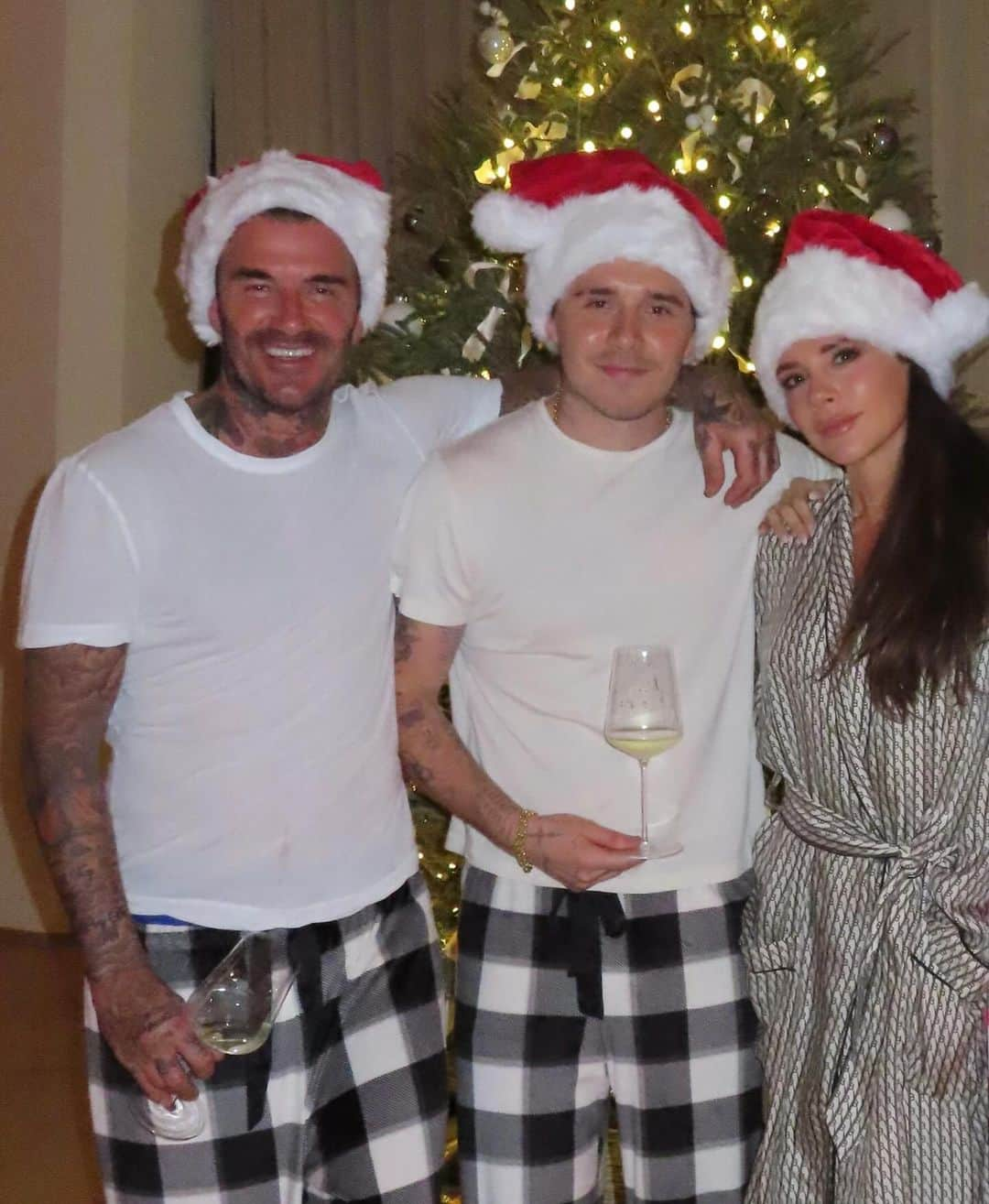 ヴィクトリアベッカムさんのインスタグラム写真 - (ヴィクトリアベッカムInstagram)「Santa came early in Miami!!! 🎄x I love u all so much xxxx @davidbeckham @brooklynpeltzbeckham @cruzbeckham @nicolaannepeltzbeckham #harperseven we miss u @romeobeckham xx」12月24日 1時54分 - victoriabeckham