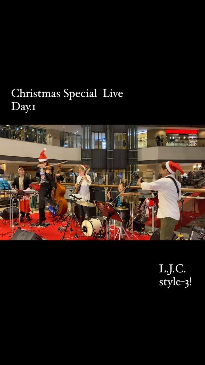 みなとみらい東急スクエアのインスタグラム：「. Christmas Special Live Day.1  本日12/23(土)は「L.J.C.」「style-3!」2組のアーティストによるライブを開催✨途中2組のコラボ演奏もあり、とても盛り上がりました😆  明日12/24(日)の『Christmas Special Live』タイムテーブルは… 14:00～／18:00～ Afro 橘 Gospel Singers（ゴスペルグループ） 16:00～／20:00～ Ombrages（アコーディオンとギターのユニット） ぜひお立ち寄りください♪  #christmas #クリスマス #クリスマスライブ #christmaslive #みなとみらい東急スクエア #minatomiraitokyusquare #クイーンズスクエア横浜 #クイーンズスクエア #queenssquareyokohama #みなとみらい #minatomirai #mm #みなとみらいデート #みなとみらいイベント #みなとみらいグルメ #christmasspeciallive #みなとみらいクリスマス #イルミネーション #クリスマスイルミ」