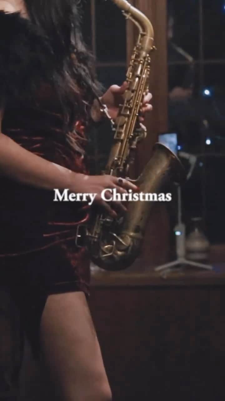 矢野沙織のインスタグラム：「This song is a Japanese Christmas song! Japanese children love this song❤  小林亜星さんが作ったって知らなかったよ！🎅 ありがとう。  #あわてんぼうのサンタクロース　#christmassong」