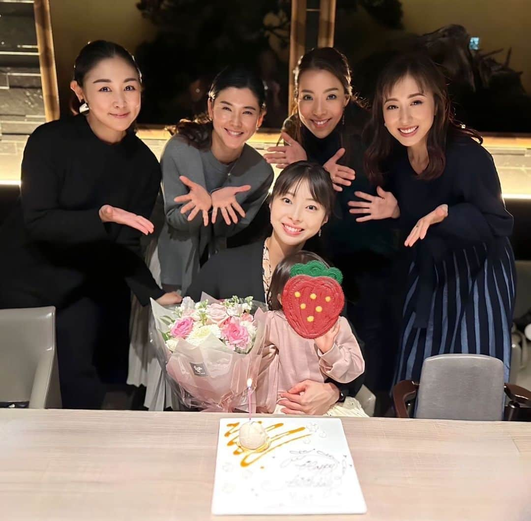 中西麻里衣のインスタグラム：「ゆりのお誕生日会〜🎂  福岡からともみもきて、みんなでお祝いできました😍🥰  夜のお出かけ・イルミネーション・同期との時間・美味しすぎるご飯。  幸せすぎました🤭🤭」