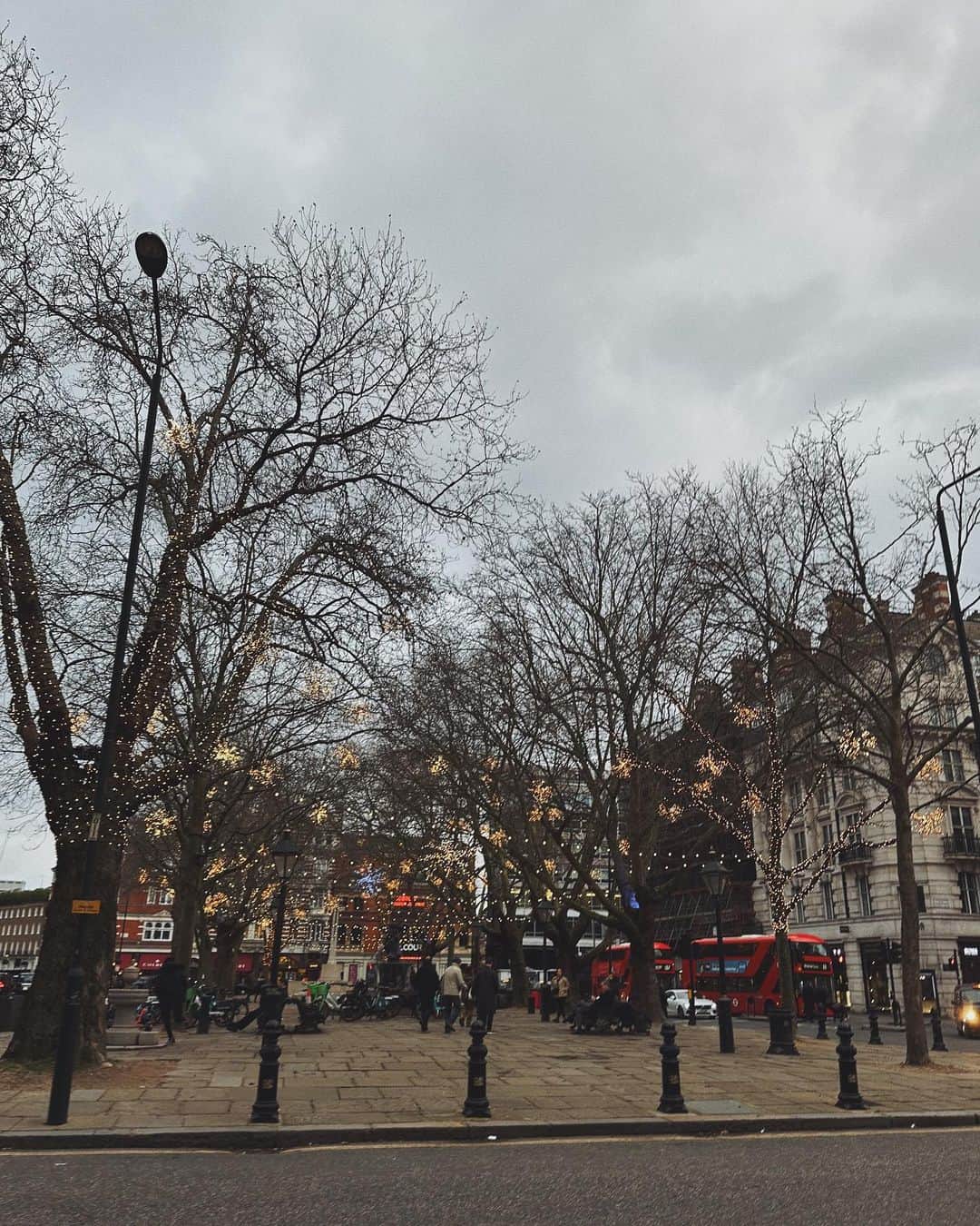ニオミ・スマートさんのインスタグラム写真 - (ニオミ・スマートInstagram)「Home for Christmas 🇬🇧  Appreciating London all the more having been away for so long.  What a city 🌟.」12月23日 21時39分 - niomismart