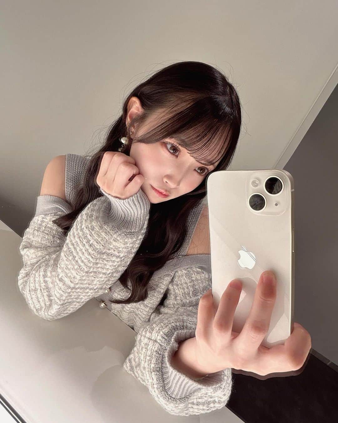 竹本くるみさんのインスタグラム写真 - (竹本くるみInstagram)「久しぶりに髪を巻きました🐩   #会場でおしゃべり会 ありがとうございました！横断幕もありがとうございました🥲みんなが沢山お祝いして下さって嬉しかったです；； このお洋服はりなからのお下がりです！珍しい肩出し…!」12月23日 21時39分 - kuru02_hkt