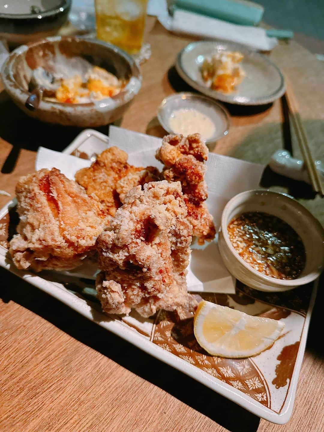 内田滋さんのインスタグラム写真 - (内田滋Instagram)「和食屋だれかれ近所のOMAに行ってきました。 お世話になっている島田 大介さんが関わっているとお聞きしていたが、なかなか伺えず、ようやくお邪魔出来ました。  なんと、昼もやっているみたいで、ランチ難民になる時が多々あるので、これからは定期的にお邪魔しよう。  唐揚げ絶品。そしてデカイ！笑  氷川神社さんの横にあるので、気もいいですね。  居心地よくて、なんだかんだ長居しちゃいましたw」12月23日 22時28分 - shige_uchida