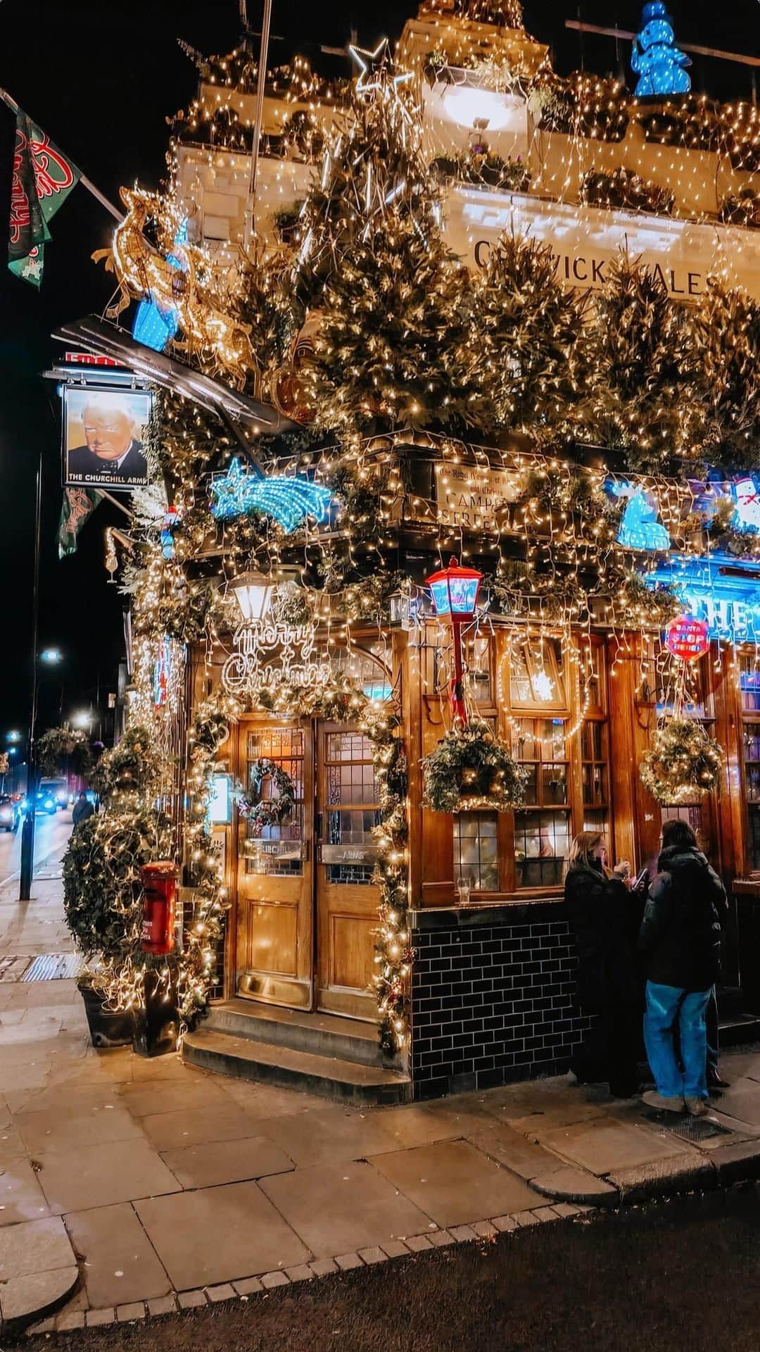 Izkizのインスタグラム：「Is this the most festive pub in London? 😍✨ The Churchill Arms in Kensington puts on a magical light display every Christmas season with over 22,000 lights covering their beautiful exterior. 🎁🎄✨🎅🏻  #Xmas #ChristmasinLondon #LondonatChristmas London at Christmas, Christmas, London, Christmas lights, Christmas decorations, Xmas in England #London #england #VisitLondon #Christmas #XmasinLondon Christmas lights in London #NottingHill」