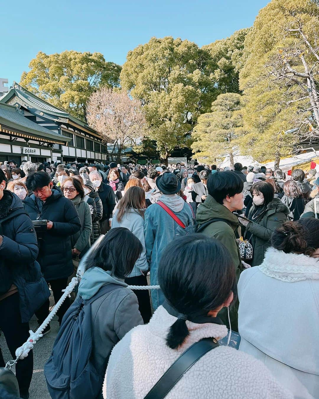 内田滋さんのインスタグラム写真 - (内田滋Instagram)「今年も一陽来復を授かりに穴八幡宮さんへ。  さすがの初日は大行列ですね。  22日から23日に変わる0:00時0秒、しっかりと和食屋だれかれに貼れました。  前はカレー屋さんもあったから、自宅、和食屋、カレー屋、３つありましたが、今は自宅と和食屋だけ。  あとは自宅です。  いやー、やっぱり気持ちいいですな。  穴八幡宮さま、いつもありがとうございます。  #一陽来復 #穴八幡宮神社  #和食屋だれかれ」12月23日 22時36分 - shige_uchida