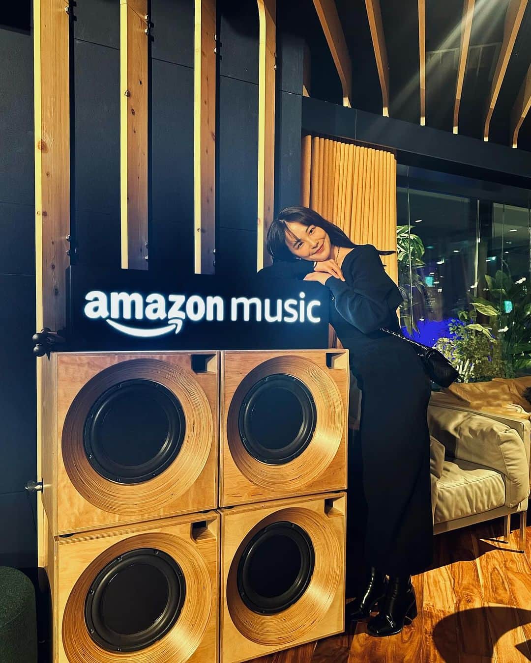 りーまるさんのインスタグラム写真 - (りーまるInstagram)「【ストーリーチェックしてね👀🎁🎧】 フォロワーの皆様にクリスマスプレゼントとして、 Amazonプレイリスト作ってみました🎄❤️  無料なので クリスマスの気分になりたい時ぜひ🎅✨  ちなみに、、 実は初めてのシェアで 機械音痴を発揮しており、、 うまく聴けた方は「聴けたよー」って コメントくれると嬉しいです😭😭❤️  （喜んでほしくて作ったのにごめんなさい🥹）  写真は 縁でAmazonミュージック様に お邪魔する機会がありましてその時のです📷 実はそこで プレイリストシェアも習ってきました❤️✨  使ってない方もったいないので、 ほんとぜひぜひ🥰  みんなのおすすめ曲募ってるので ぜひストーリーで答えてくださいまし💐  みんなのおすすめプレイリスト作って聴くのも 楽しみだ🤭🎄  #AmazonMusicPartner #ad #amazonmusicstudiotokyo #アマプラ無料  #クリスマスソング #クリスマスイブイブ  #音楽好きな人と繋がりたい #音楽好きさんと繋がりたい」12月23日 22時53分 - riii_maru162cm