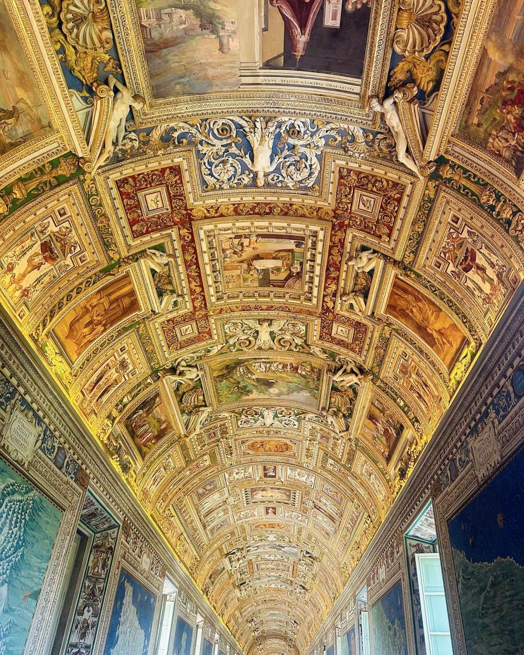 小林優希さんのインスタグラム写真 - (小林優希Instagram)「📍Stato della Citta del Vaticano  一生に一度は行きたいと思っていた世界遺産！  サン・ピエトロ大聖堂はもちろん素敵だったけれど、 システィーナ礼拝堂で最後の審判を見られた時に、 大きさの迫力とこれを描いたミケランジェロの偉大さを感じて、 心から来てよかったと思えた🎨✨  #statodellacittàdelvaticano #vaticano #piazzasanpietro #basilicadisanpietro #museivaticani #cappellasistina  #イタリア #イタリア旅行 #イタリア観光 #ヴァチカン市国 #バチカン市国」12月23日 23時24分 - yuki.1130