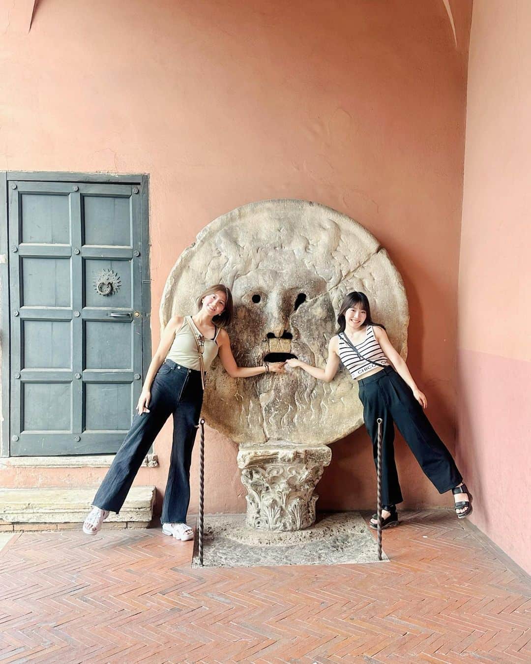 小林優希さんのインスタグラム写真 - (小林優希Instagram)「📍Roma  炎天下で3時間近く見たコロッセオ〜フォロ・ロマーノは、 2000年近く前に人力で完成させたなんて とても想像が出来ない規模感！  ローマも2万歩以上散策してたけれど、 歩くだけで街から長い歴史を感じられて どれだけ歩いても飽きない素敵なところだった🤍   また行きたい！！  #roma #italia #colosseo #fororomano #piazzadispagna #fontanaditrevi #pantheon #boccadellaverita #イタリア #イタリア旅行 #イタリア観光 #ローマ #ローマ旅行 #ローマ観光」12月23日 23時32分 - yuki.1130