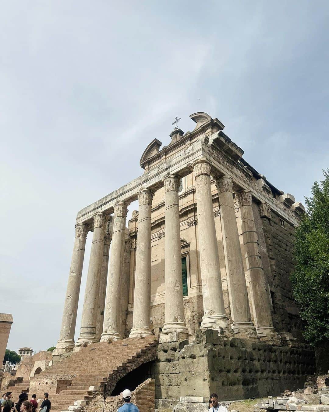 小林優希さんのインスタグラム写真 - (小林優希Instagram)「📍Roma  炎天下で3時間近く見たコロッセオ〜フォロ・ロマーノは、 2000年近く前に人力で完成させたなんて とても想像が出来ない規模感！  ローマも2万歩以上散策してたけれど、 歩くだけで街から長い歴史を感じられて どれだけ歩いても飽きない素敵なところだった🤍   また行きたい！！  #roma #italia #colosseo #fororomano #piazzadispagna #fontanaditrevi #pantheon #boccadellaverita #イタリア #イタリア旅行 #イタリア観光 #ローマ #ローマ旅行 #ローマ観光」12月23日 23時32分 - yuki.1130