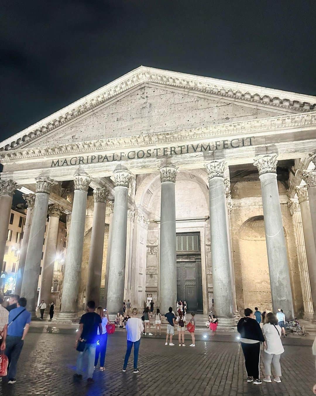 小林優希さんのインスタグラム写真 - (小林優希Instagram)「📍Roma  炎天下で3時間近く見たコロッセオ〜フォロ・ロマーノは、 2000年近く前に人力で完成させたなんて とても想像が出来ない規模感！  ローマも2万歩以上散策してたけれど、 歩くだけで街から長い歴史を感じられて どれだけ歩いても飽きない素敵なところだった🤍   また行きたい！！  #roma #italia #colosseo #fororomano #piazzadispagna #fontanaditrevi #pantheon #boccadellaverita #イタリア #イタリア旅行 #イタリア観光 #ローマ #ローマ旅行 #ローマ観光」12月23日 23時32分 - yuki.1130