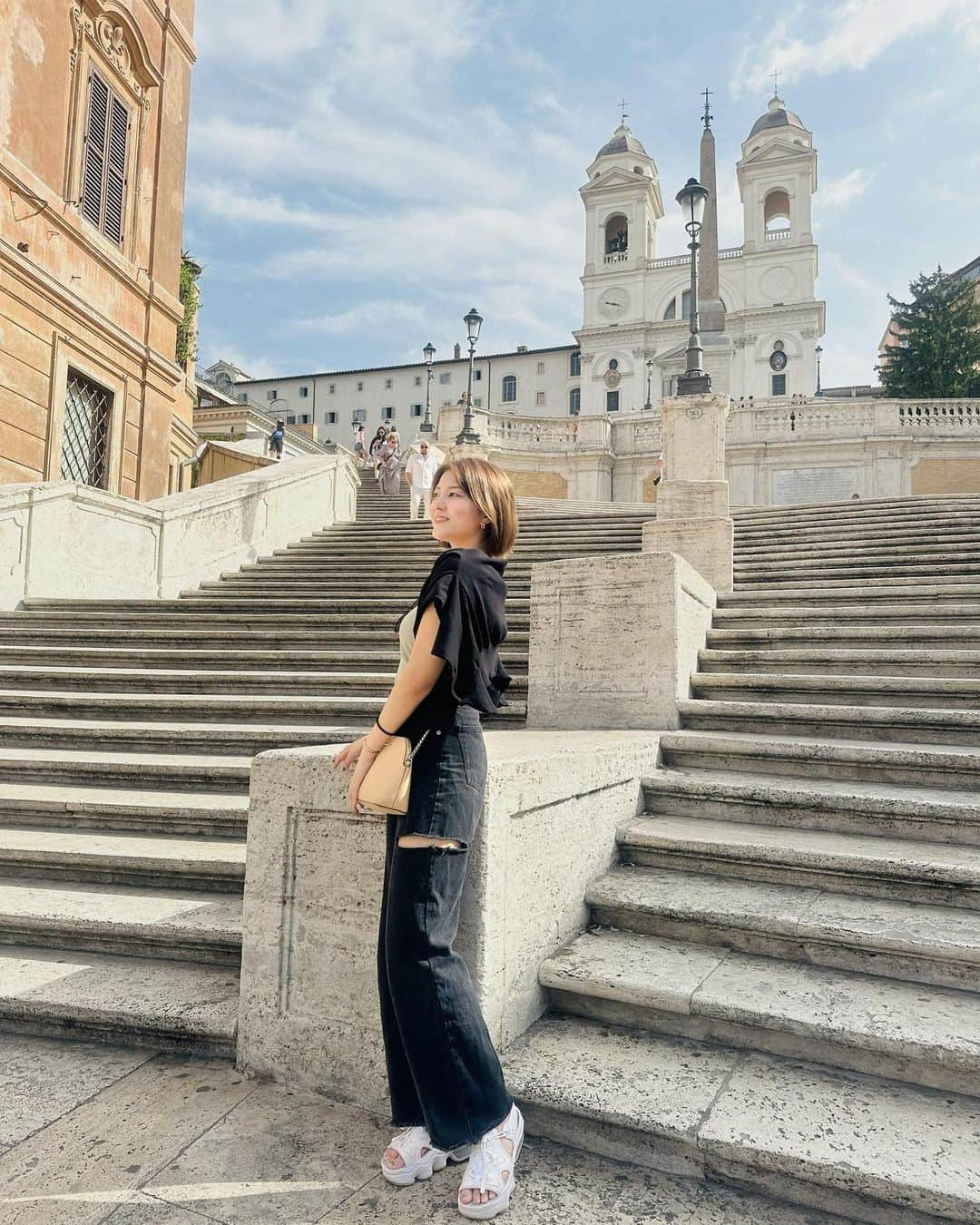 小林優希さんのインスタグラム写真 - (小林優希Instagram)「📍Roma  炎天下で3時間近く見たコロッセオ〜フォロ・ロマーノは、 2000年近く前に人力で完成させたなんて とても想像が出来ない規模感！  ローマも2万歩以上散策してたけれど、 歩くだけで街から長い歴史を感じられて どれだけ歩いても飽きない素敵なところだった🤍   また行きたい！！  #roma #italia #colosseo #fororomano #piazzadispagna #fontanaditrevi #pantheon #boccadellaverita #イタリア #イタリア旅行 #イタリア観光 #ローマ #ローマ旅行 #ローマ観光」12月23日 23時32分 - yuki.1130