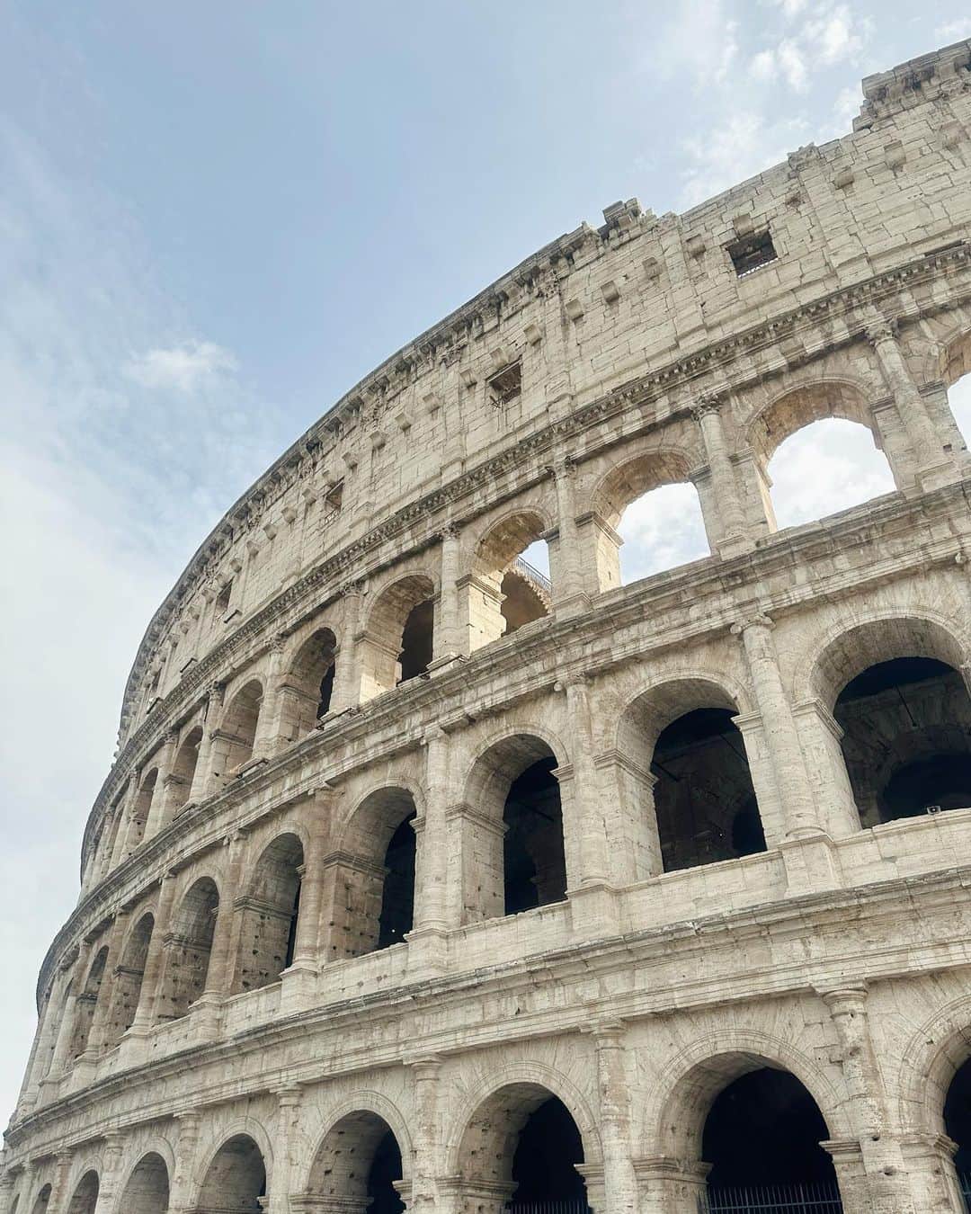 小林優希のインスタグラム：「📍Roma  炎天下で3時間近く見たコロッセオ〜フォロ・ロマーノは、 2000年近く前に人力で完成させたなんて とても想像が出来ない規模感！  ローマも2万歩以上散策してたけれど、 歩くだけで街から長い歴史を感じられて どれだけ歩いても飽きない素敵なところだった🤍   また行きたい！！  #roma #italia #colosseo #fororomano #piazzadispagna #fontanaditrevi #pantheon #boccadellaverita #イタリア #イタリア旅行 #イタリア観光 #ローマ #ローマ旅行 #ローマ観光」