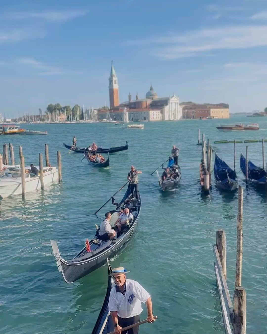 小林優希のインスタグラム：「📍Venezia  念願のヴェネツィア🛶 入り組んだ街並み、どこ歩いても可愛いかったのと、 街全体がのどかで、2人でボーッと運河見てる時間が 優雅だったなぁ。  ゴンドラがいろんな意味で楽しくて、 2回乗ったのもじとうとだから出来たこと🫰🏻  #venezia #italia #piazzasanmarco #canalgrande  #イタリア #イタリア旅行 #イタリア観光 #ヴェネツィア #ベネチア」