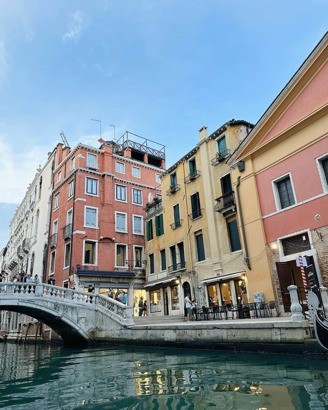 小林優希さんのインスタグラム写真 - (小林優希Instagram)「📍Venezia  念願のヴェネツィア🛶 入り組んだ街並み、どこ歩いても可愛いかったのと、 街全体がのどかで、2人でボーッと運河見てる時間が 優雅だったなぁ。  ゴンドラがいろんな意味で楽しくて、 2回乗ったのもじとうとだから出来たこと🫰🏻  #venezia #italia #piazzasanmarco #canalgrande  #イタリア #イタリア旅行 #イタリア観光 #ヴェネツィア #ベネチア」12月23日 23時40分 - yuki.1130