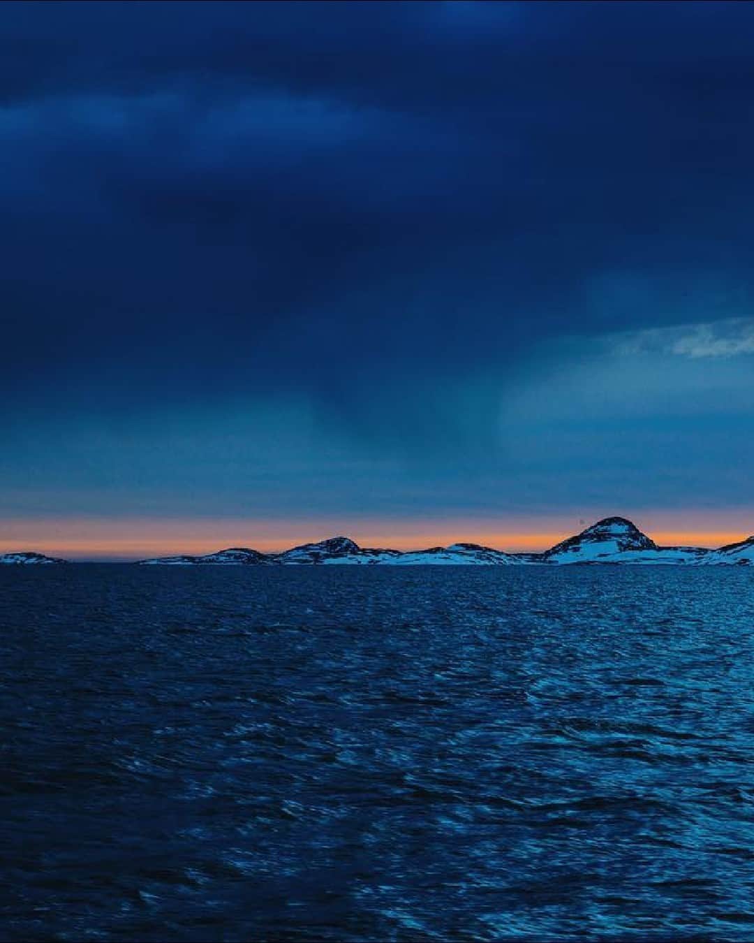 ジミー・チンさんのインスタグラム写真 - (ジミー・チンInstagram)「Horizon lines.  Labrador Sea, Greenland.」12月23日 23時56分 - jimmychin