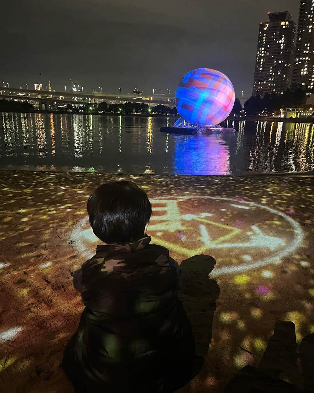 大湯みほさんのインスタグラム写真 - (大湯みほInstagram)「…………  ✨お台場海浜公園✨で開催されていた、光と音のイルミネーション🌖イベントへ  クリスマス🎄気分をあげてくれる音楽で、坊や👦もノリノリで駆けまわっておりました✨  パパとママの、付き合って1ヶ月記念デート🫶でも訪れた、このビーチに、こうやって3人で来れてよかったです✨  最後の動画は、必死に😂トトロを口笛で吹こうと、練習してる坊やです！そもそも、私のお手本も、どうかと思いますが💦」12月24日 11時01分 - nukazukemiho0320