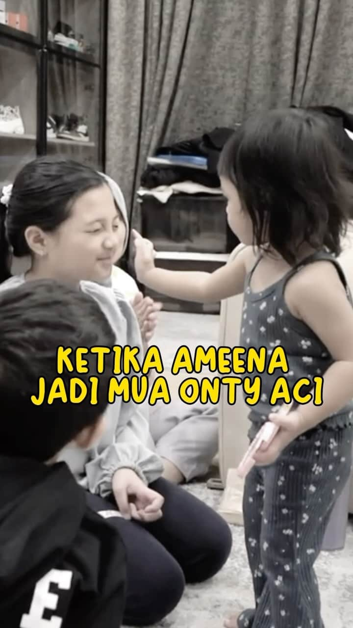 Keluarga A5のインスタグラム：「Ada-ada aja deh tingkah Ameena kalo udah main sama Aunty Arsy dan Om Sya🥰 gemes banget🤣」