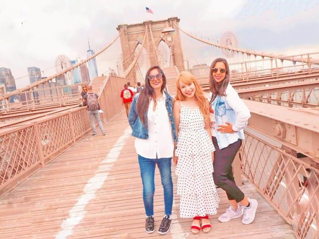 はるみんのインスタグラム：「.·˖*✩ ⁡ 🎄.*🎅Merry Christmas🎅🎄.* ⁡ サンタさん来たカナ？🥰🫶 ⁡ ⁡ 📍Brooklyn Bridge(NY)」