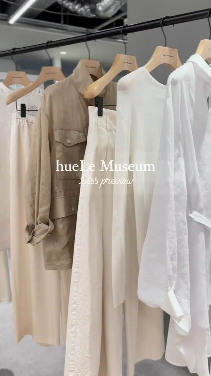 藤井聖子のインスタグラム：「@huelemuseum_official  24ss previewに @juin____303 と @eriebihara とお邪魔しました！  大好きなシャツも豊富にあって 迷いに迷いましたが 優しいピンクベージュのテロンとした 素材のブラウスをオーダー♥ 後ろもかわいい。  当日は 愛すべき @hello_takumi  匠ちゃんを育てた偉大なるお母様 @hitosun の作品の展示もあり、 異空間に連れて行ってくれるような 素敵な作品の数々に酔いしれる時間も♡  ついでに、ちゃっかりどうお育てになったら 匠ちゃんみたいな素敵な女の子になるのか3人で質問攻め笑 刺さりすぎるお言葉の数々をいただき、よき時間でした♥  @huelemuseum_official さま @hello_takumi ちゃん お招き、ありがとうございました!!」