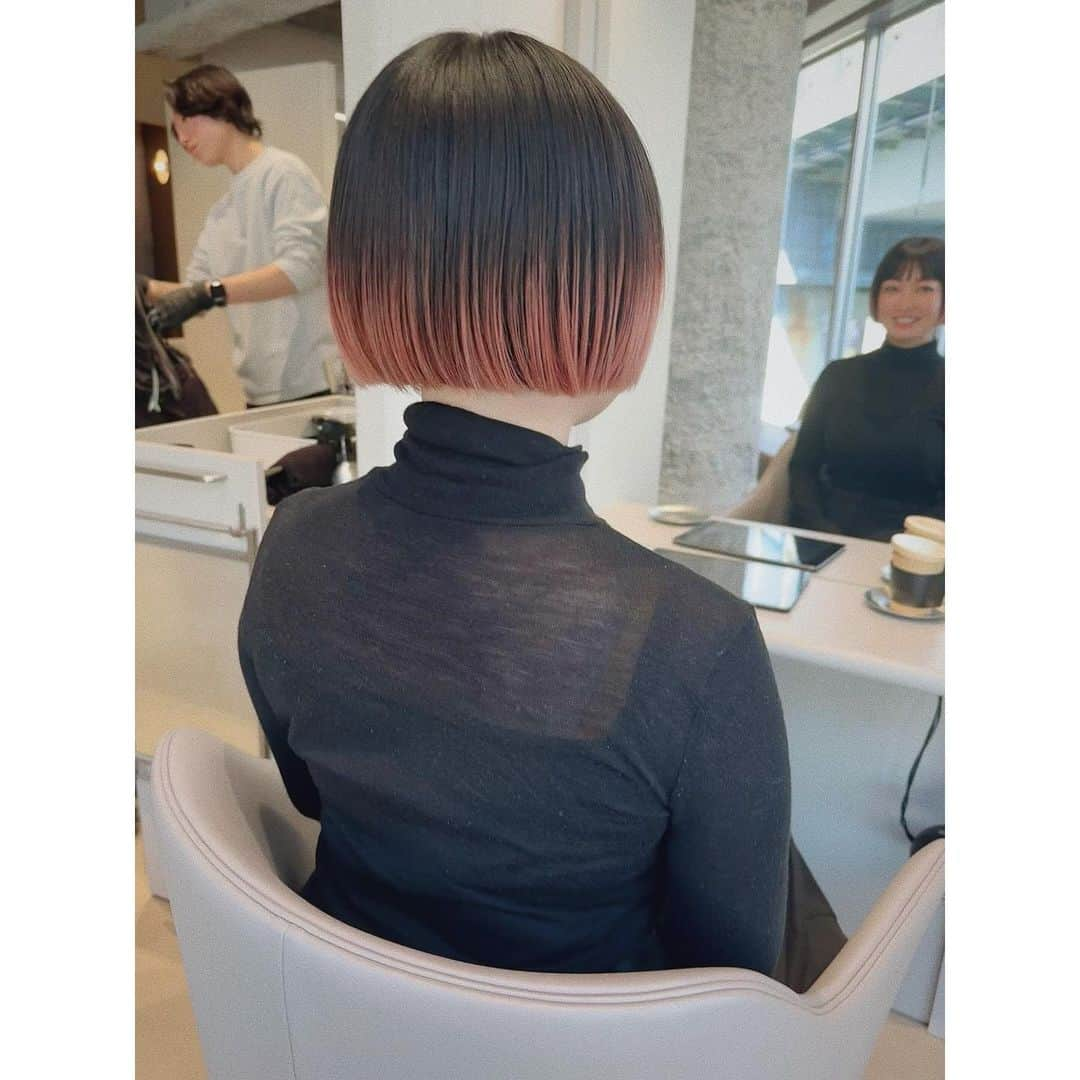 西田あいさんのインスタグラム写真 - (西田あいInstagram)「♡ 年内、カット納め💇🏻‍♀️  ハイネックのお洋服を着ることが本当に多いので 首まわりスッキリなミニボブに♡ 前髪もぱつっとカットに戻した♡  気持ちよく、年末年始を迎えられそうです♡  #ニシアイスタイル  #ニシアイコーデ #ニシアイアート#ニシアイネイル #ニシアイメイク#西田ヘア #150cmコーデ #sサイズコーデ #30代ファッション #30代メイク #30代コーデ #30代ヘアスタイル #ミニボブ #ショートボブ #大人ショート #ファッションイラスト #毎日コーデ #ファッションスナップ #グラデーションボブ #グラデーションカラー #いらすとぐらむ #illustrate #illustagram #イラストグラム #おえかき #らくがきアート #プロクリエイト #procreate #おしゃれさんと繋がりたい #西田あい」12月24日 10時23分 - nishidaai