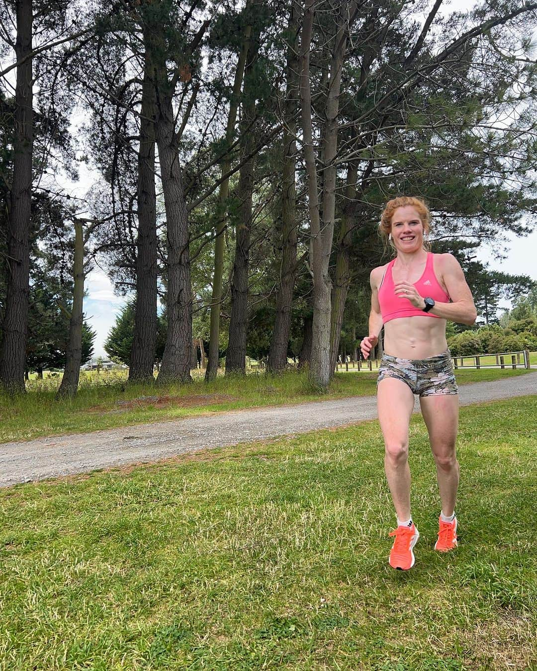 アンジェラ・ペティのインスタグラム：「So much beauty in just being able to go for a run without pain ❤️ 15km today, longest for a while due to heel bursitis. Still need to be careful but thankful for the steps forward!」