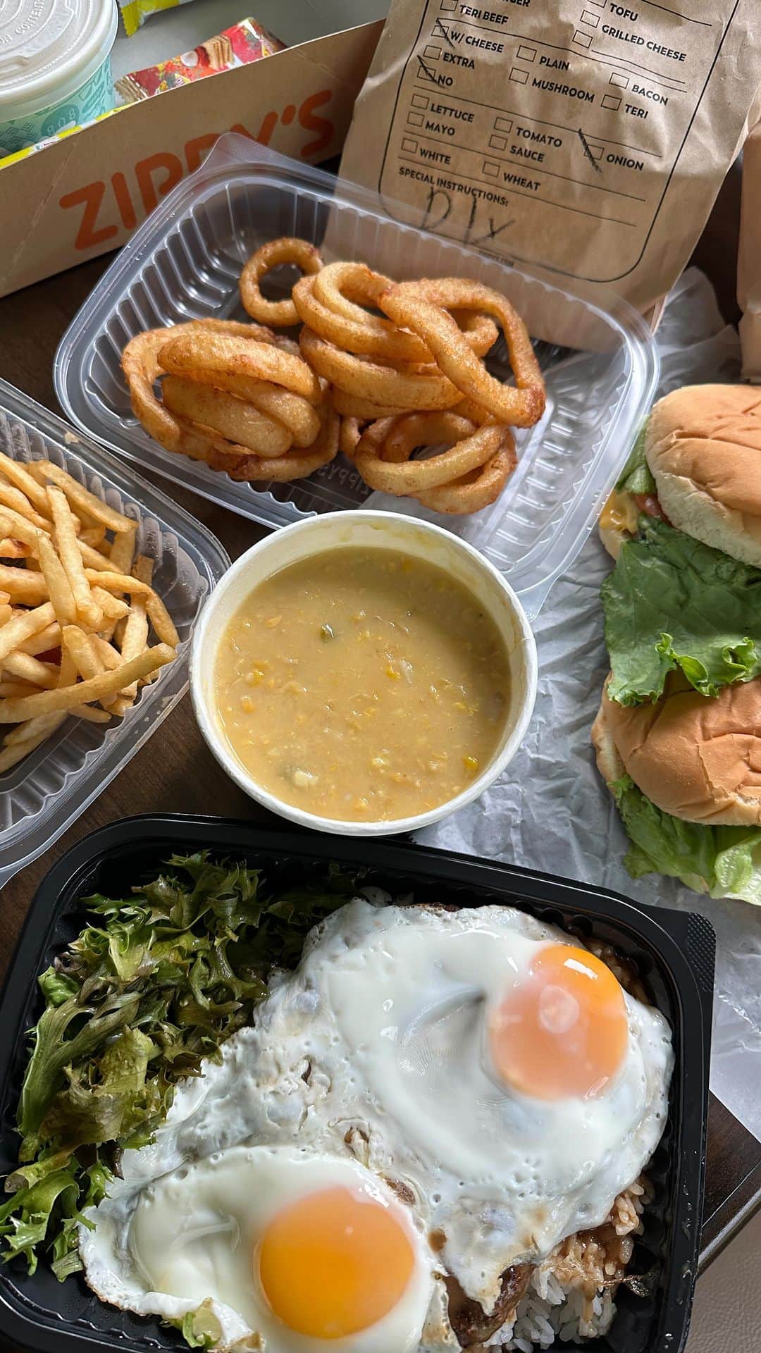 Zippy's Restaurantsのインスタグラム：「“I’ll grab lunch from ZIPPY’S on the way home!” 🧡🧡 last minute shopping? Be sure to grab ZIPPY’S.」