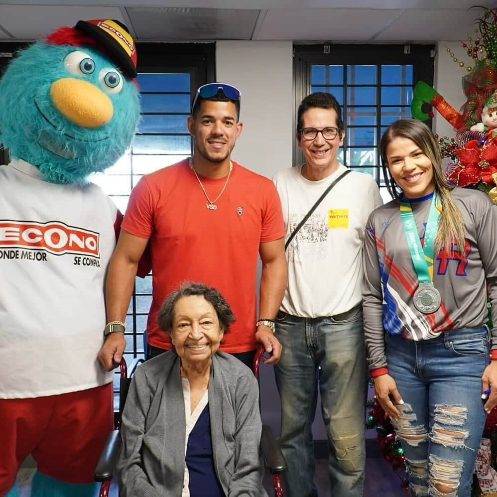 トロント・ブルージェイズさんのインスタグラム写真 - (トロント・ブルージェイズInstagram)「“They inspire me and remind me of what’s important” 💙❤️   José Berríos visited Hospital Metropolitano in San Juan - bringing gifts, sharing smiles and exchanging stories with patients and staff 🇵🇷」12月24日 2時31分 - bluejays