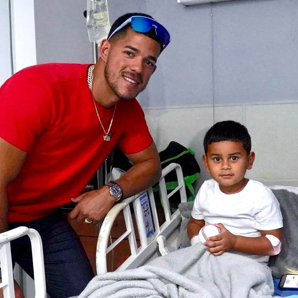 トロント・ブルージェイズのインスタグラム：「“They inspire me and remind me of what’s important” 💙❤️   José Berríos visited Hospital Metropolitano in San Juan - bringing gifts, sharing smiles and exchanging stories with patients and staff 🇵🇷」