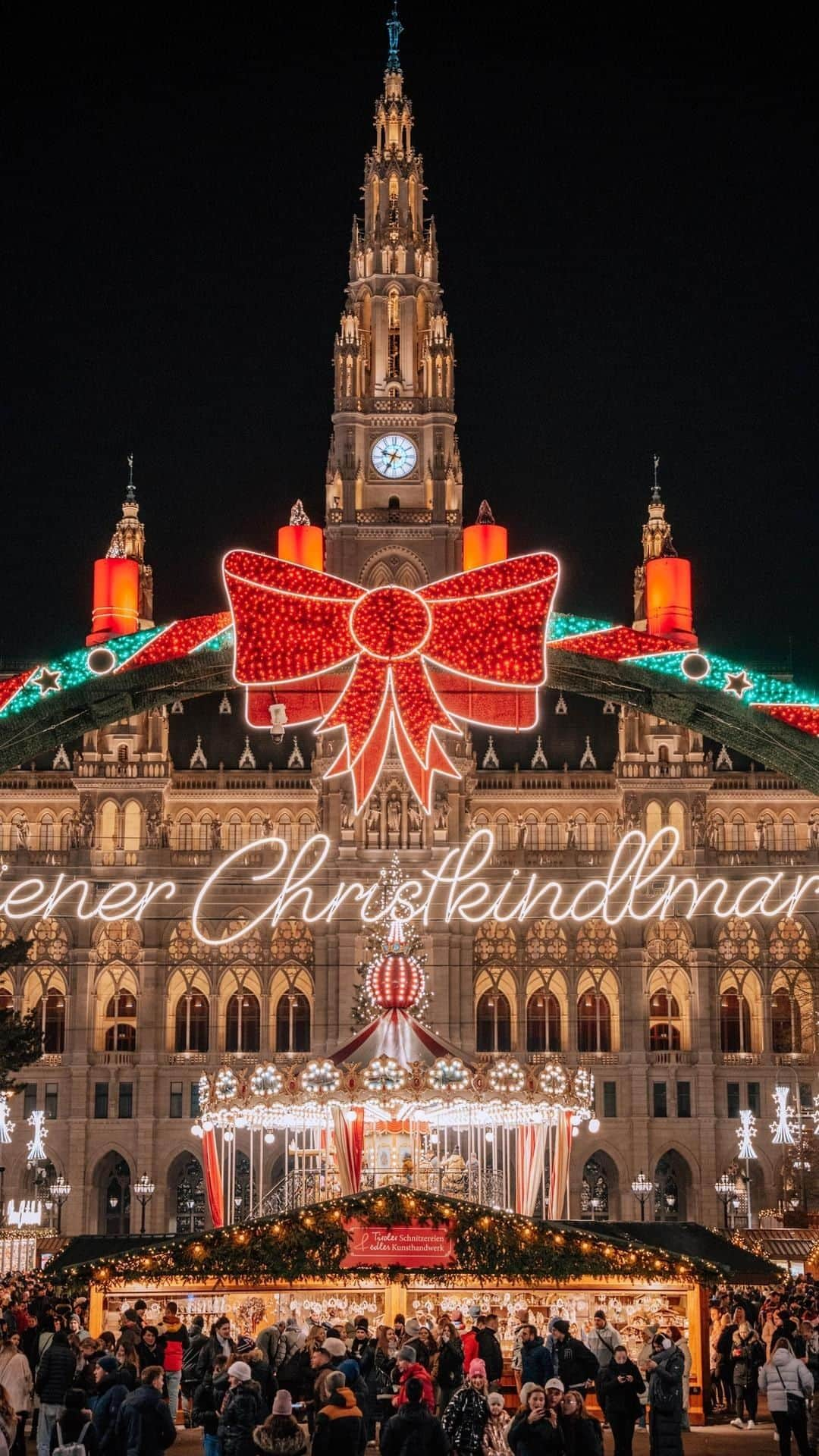 Izkizのインスタグラム：「Magical moments in Vienna: Savoring the enchanting blend of Christmas markets, a cozy Almanac hotel stay with delightful breakfasts, the illuminated streets and the festive city vibe🎄Vienna, where every corner sparkles with the spirit of the season. ✨😍 Ad #vienna #austria #Christmas」