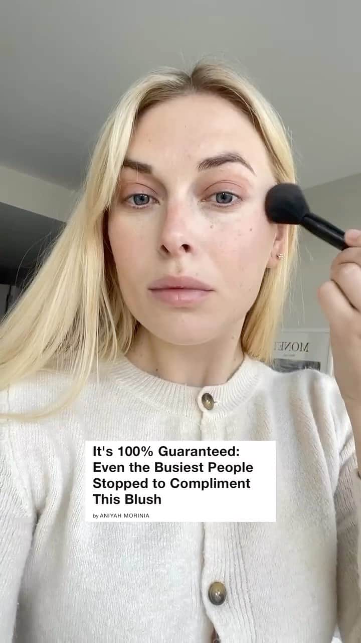 WHO WHAT WEARのインスタグラム：「For those of us who pride ourselves on our strong blush game (validated through compliments by friends and strangers alike), there is rarely such a thing as “too much” blush. Even the most pigmented formulas no longer intimidate us—give us all the hot pinks, bright reds, and peaches that pack a punch. So, you can imagine our excitement when testing the ultra-viral @patrickta Major Headlines Crème and Powder Blush Duo for our latest installment of #InternetFamous. From Ta’s reversed blush method (aka applying crème over powder) to the always-out-of-stock shades, find our honest, no-BS review at the link in bio.」