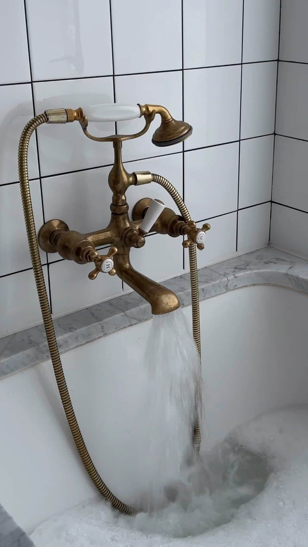 Estée Lalondeのインスタグラム：「🥰🛁」