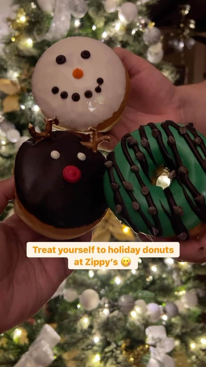 Zippy's Restaurantsのインスタグラム：「Need a little Christmas? Treat yo’ self to these adorable Christmas Decorated Donuts!  Available only on 12/24 and 12/25 at all Oʻahu locations, while supplies last.   #NextStopZippys」